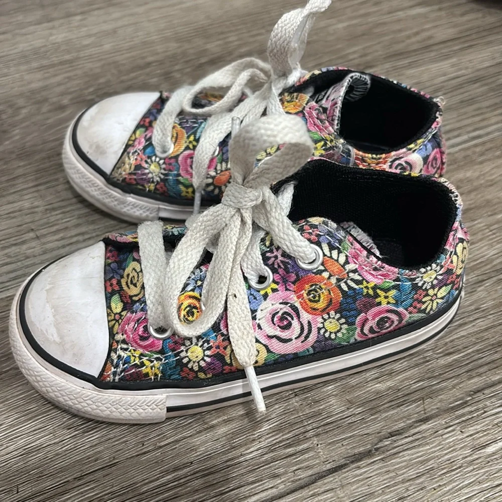 Toddler girl converse sneakers. Size 7
